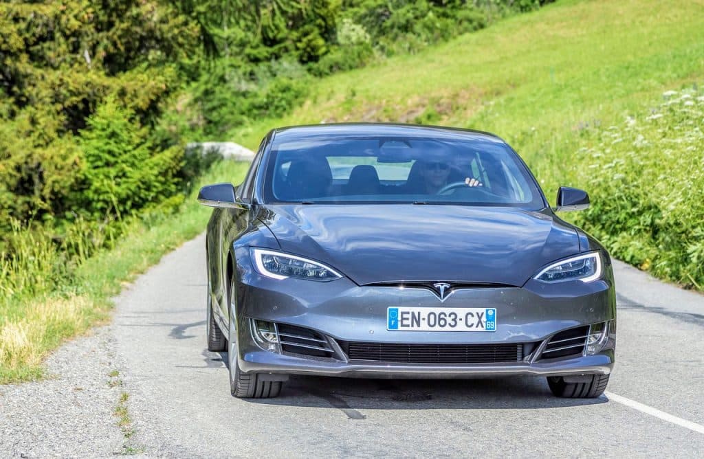 Tesla självkörande bilar – tvist om marknadsföring i Kina