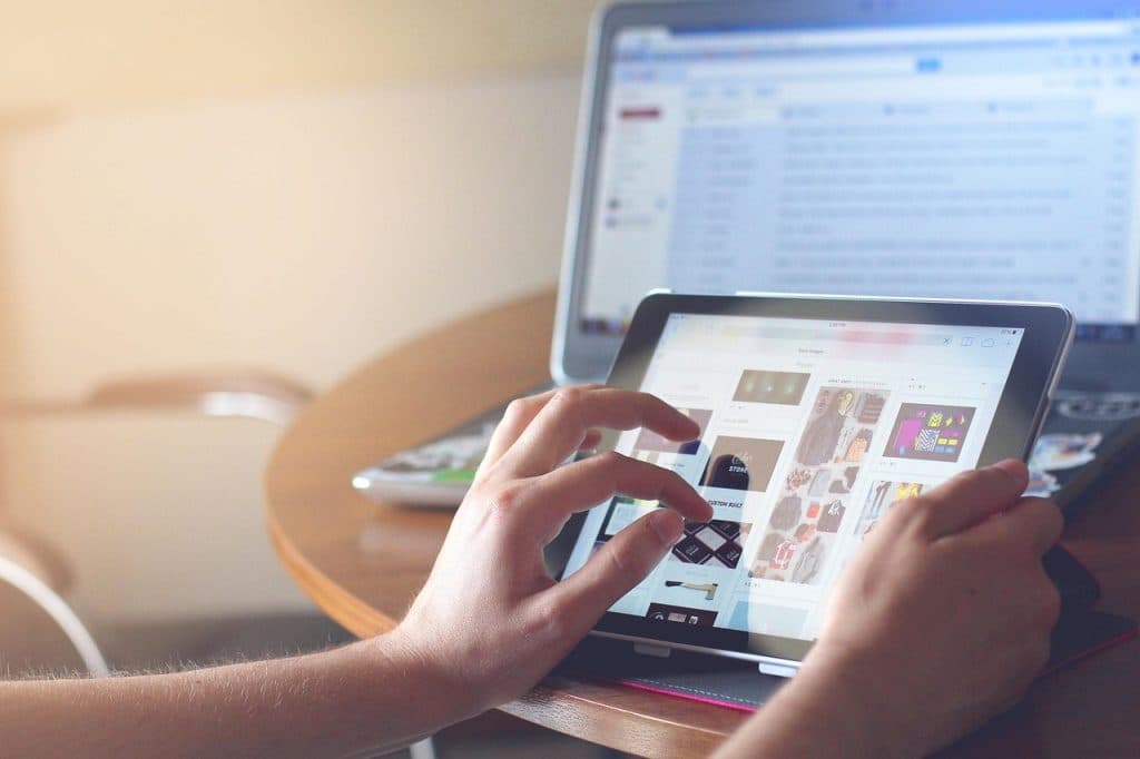 Regeringen stärker äldre digital trygghet – PTS får nytt uppdrag