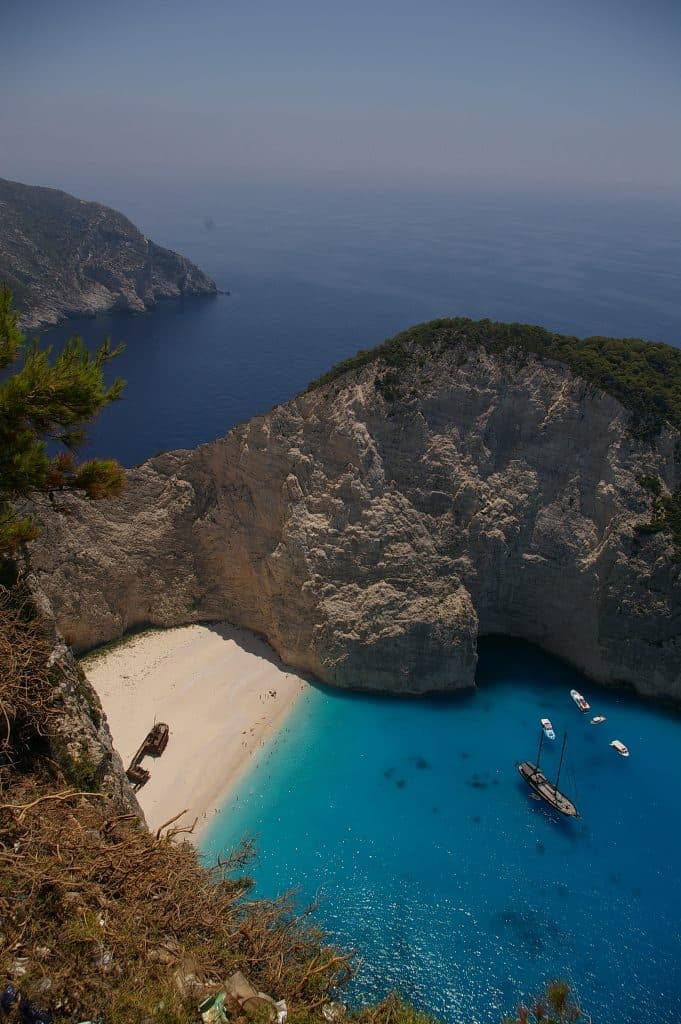 Studentresa Zakynthos – Tjejgänget strandar på flygplatsen