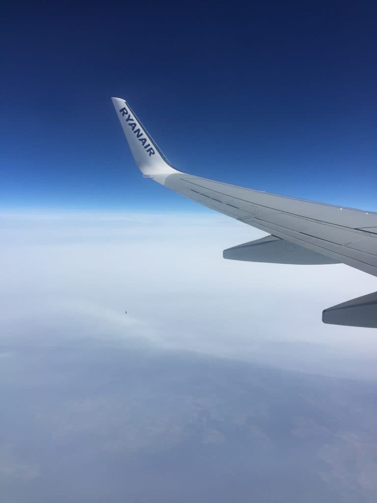 Ryanair incident: Passagerare nästan utsugen ur flygplan